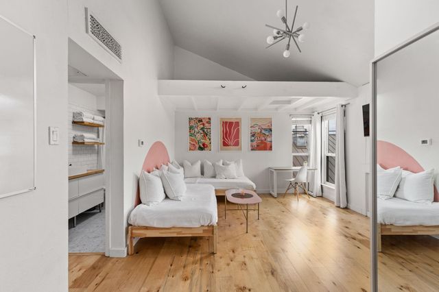 1000 W 26th ST 208, Austin, TX 78705