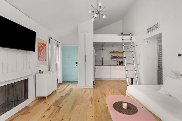 1000 W 26th ST 208, Austin, TX 78705