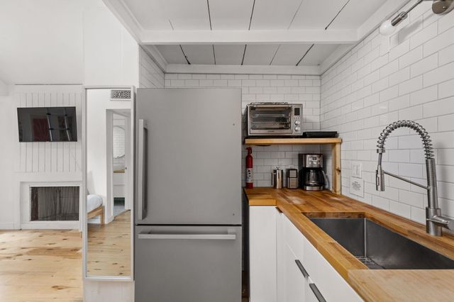 1000 W 26th ST 208, Austin, TX 78705