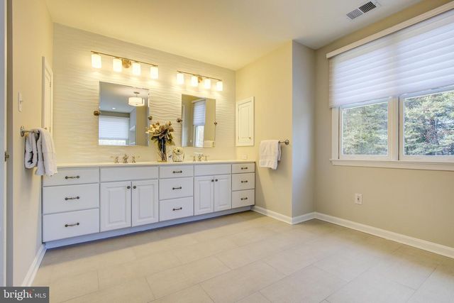 710 PARRISH FARM LN, Great Falls, VA 22066