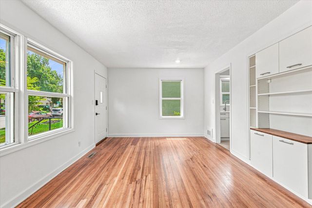 285 Hazelwood Street, Saint Paul, MN 55106