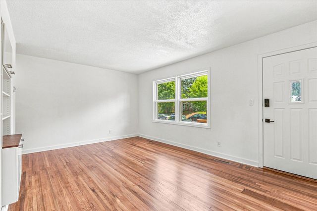 285 Hazelwood Street, Saint Paul, MN 55106