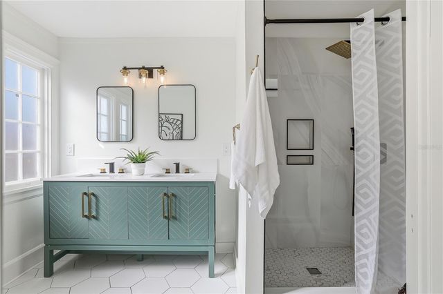 918 45TH STREET N, St Petersburg, FL 33713