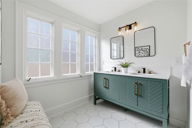 918 45TH STREET N, St Petersburg, FL 33713