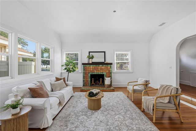 918 45TH STREET N, St Petersburg, FL 33713