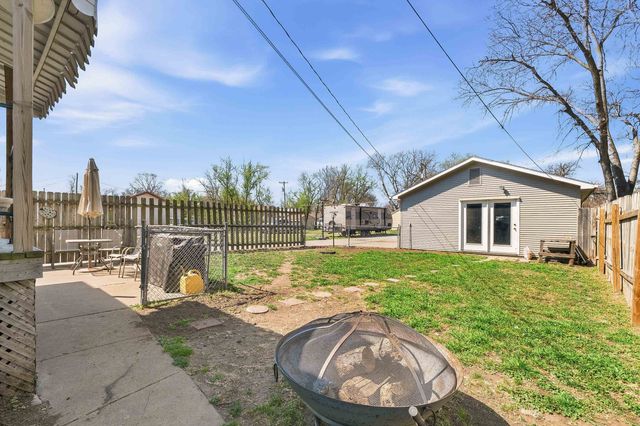 618 S 9th St, Salina, KS 67401