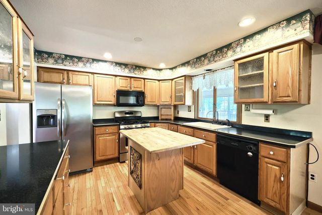 2106 HOPE DR, Red Lion, PA 17356