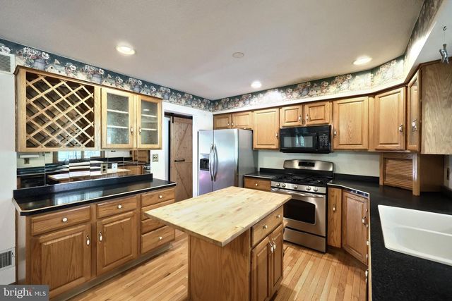 2106 HOPE DR, Red Lion, PA 17356
