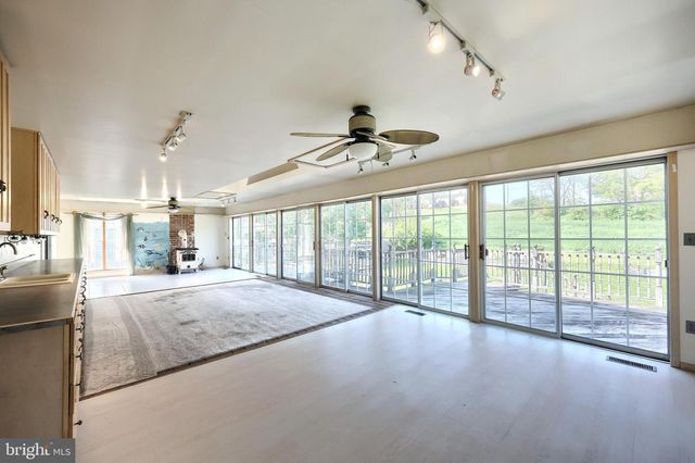 2106 HOPE DR, Red Lion, PA 17356