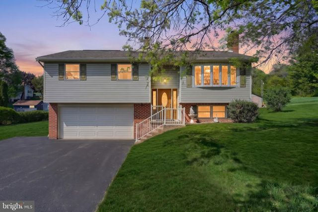2106 HOPE DR, Red Lion, PA 17356