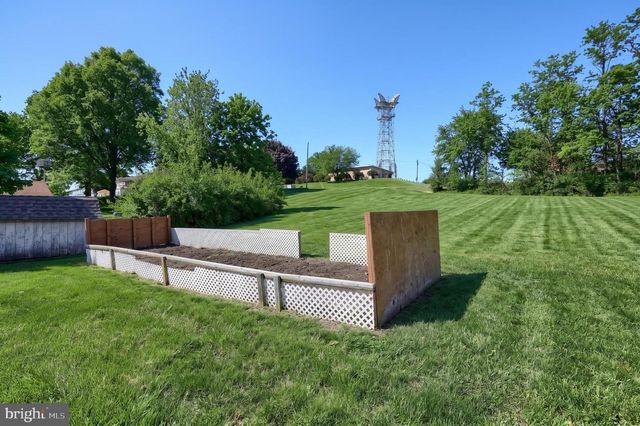 2106 HOPE DR, Red Lion, PA 17356