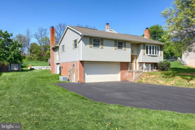 2106 HOPE DR, Red Lion, PA 17356