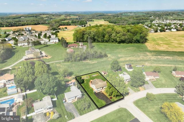 2106 HOPE DR, Red Lion, PA 17356