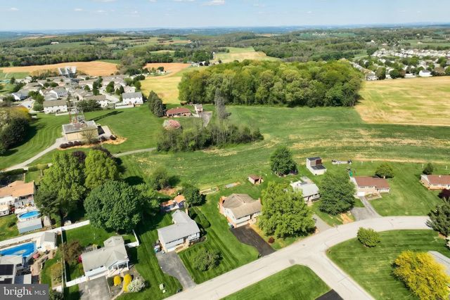 2106 HOPE DR, Red Lion, PA 17356