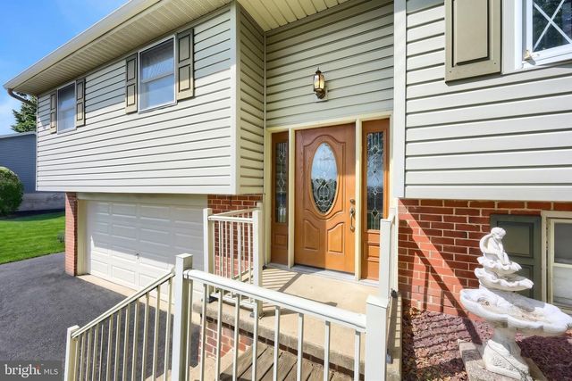 2106 HOPE DR, Red Lion, PA 17356