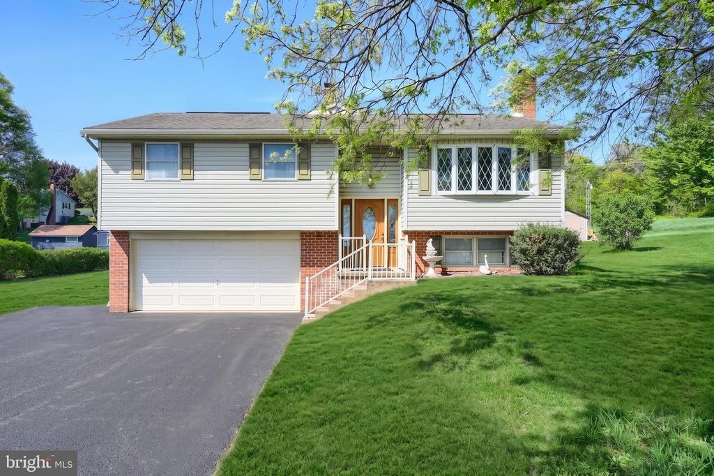 2106 HOPE DR, Red Lion, PA 17356