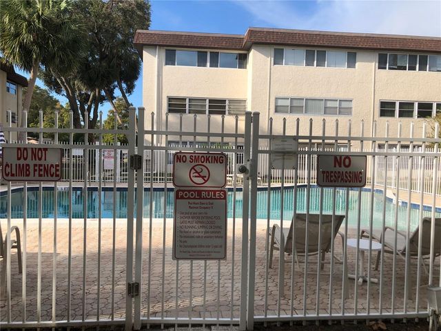 209 NE LINCOLN CIRCLE N 406, St Petersburg, FL 33702