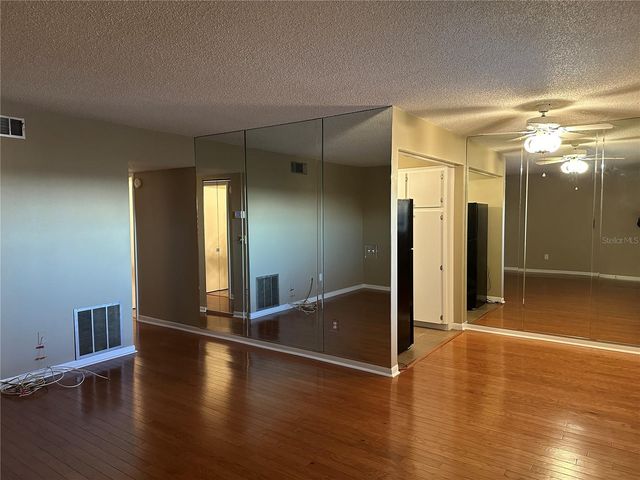 209 NE LINCOLN CIRCLE N 406, St Petersburg, FL 33702