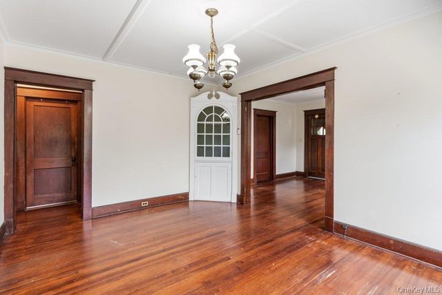 18 Roosevelt Street, Babylon, NY 11702