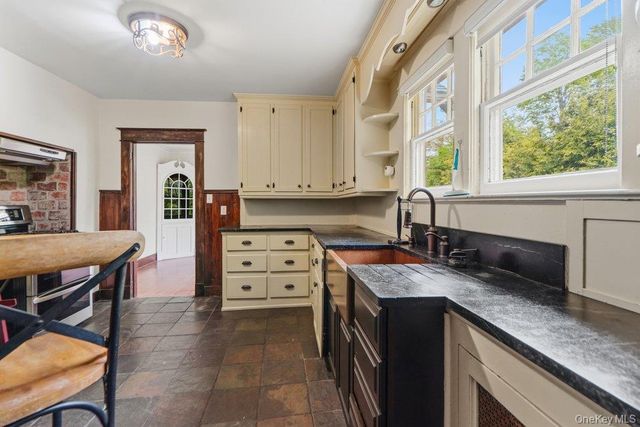 18 Roosevelt Street, Babylon, NY 11702