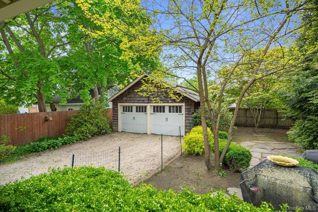 18 Roosevelt Street, Babylon, NY 11702