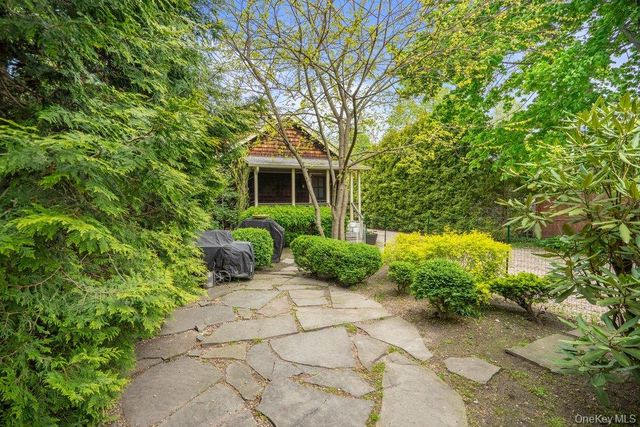 18 Roosevelt Street, Babylon, NY 11702