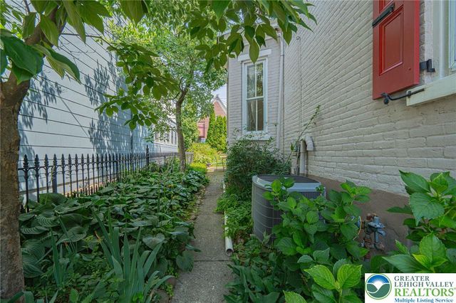 39 East Wall Street, Bethlehem City, PA 18018