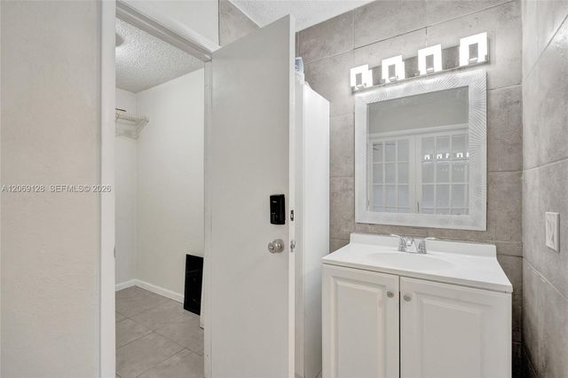 4220 NW 21st Street 206, Lauderhill, FL 33313
