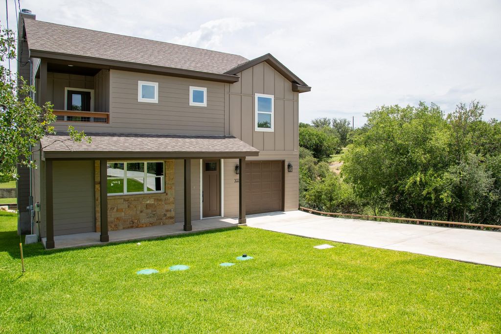 302 Castlehigh DR, Granite Shoals, TX 78654