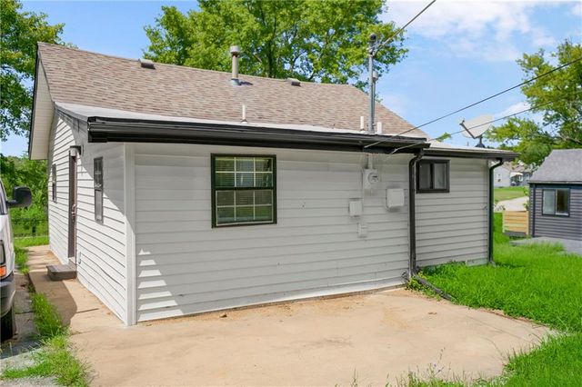 8605 Wayne Avenue, Kansas City, MO 64131