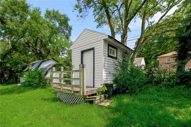 8605 Wayne Avenue, Kansas City, MO 64131