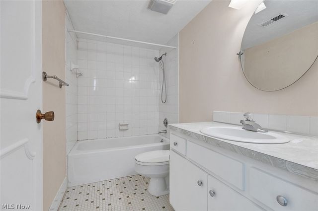 4179 Columbia Road 217, North Olmsted, OH 44070