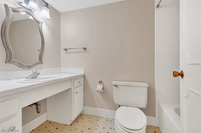 4179 Columbia Road 217, North Olmsted, OH 44070