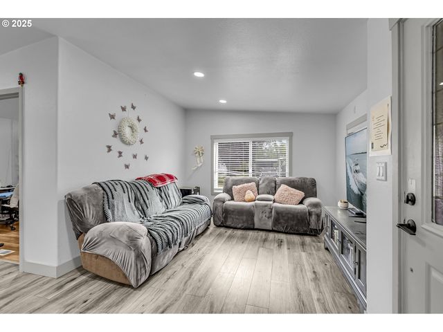 15758 Se HIGHWAY 224 120, Damascus, OR 97089