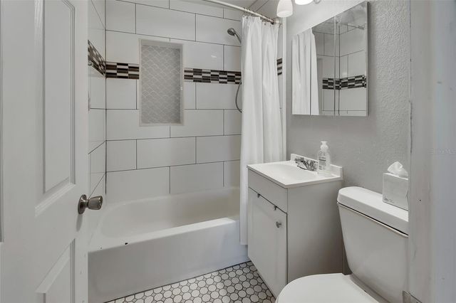 1429 E HOWRY AVENUE, Deland, FL 32724