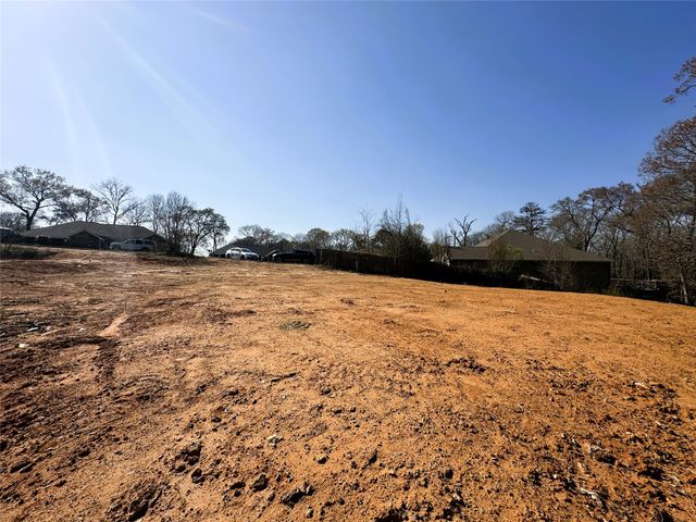 110 Elmwood Ct, Palestine, TX 75801