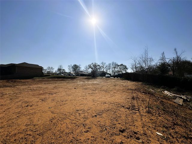 110 Elmwood Ct, Palestine, TX 75801