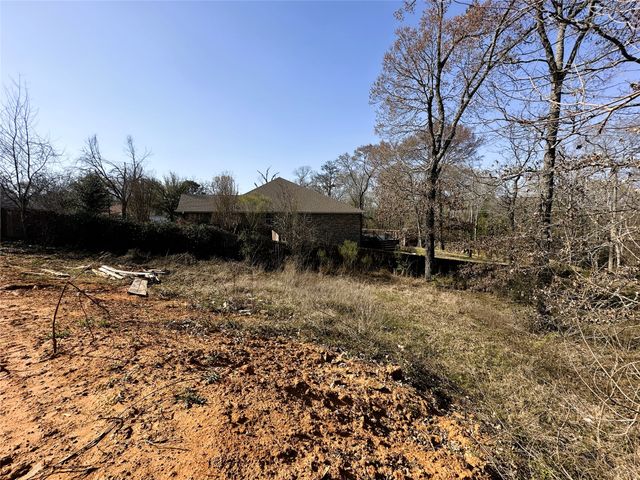 110 Elmwood Ct, Palestine, TX 75801