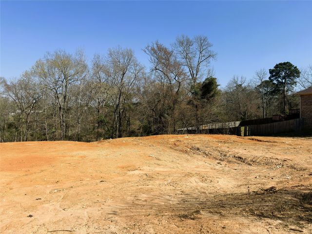 110 Elmwood Ct, Palestine, TX 75801