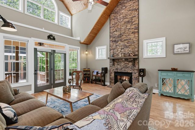 280 Bear River Lodge Trail, Marshall, NC 28753
