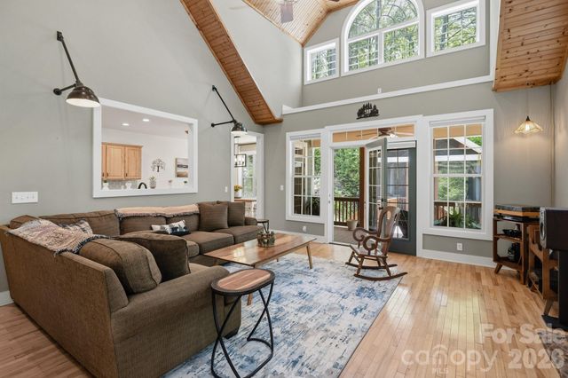 280 Bear River Lodge Trail, Marshall, NC 28753