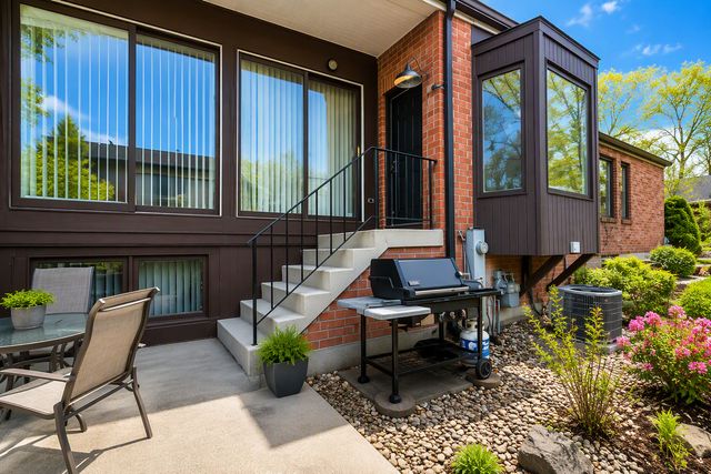 2S727 Williamsburg Court, Oak Brook, IL 60523