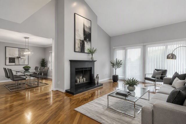 2S727 Williamsburg Court, Oak Brook, IL 60523