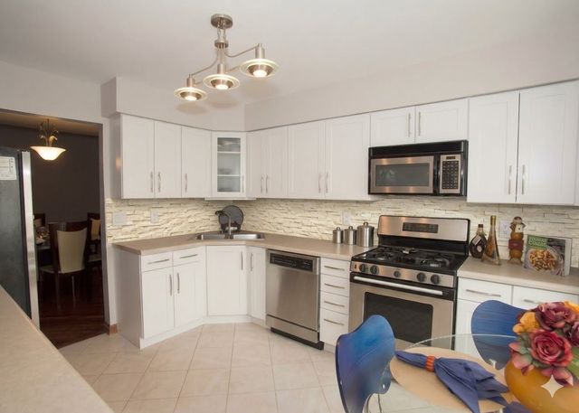2S727 Williamsburg Court, Oak Brook, IL 60523