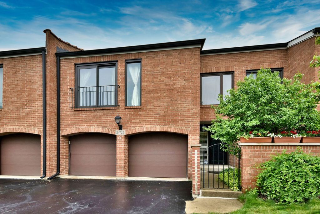 2S727 Williamsburg Court, Oak Brook, IL 60523
