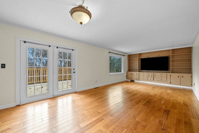 520 Peterson Ln, Clarksville, TN 37040