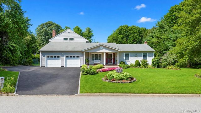 29 Niewood Drive, Ridge, NY 11961