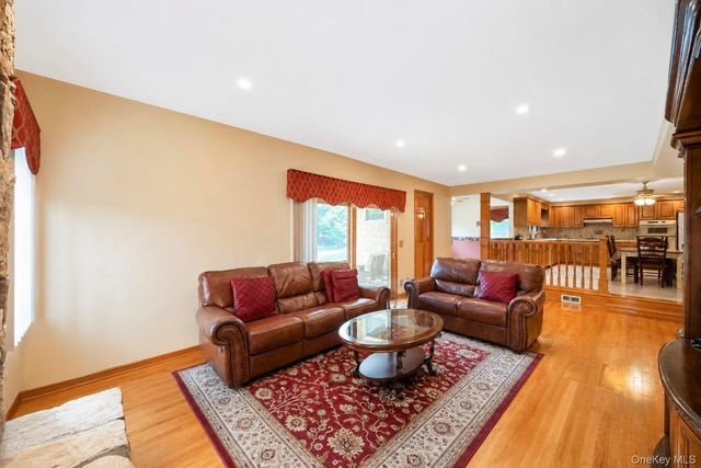 29 Niewood Drive, Ridge, NY 11961