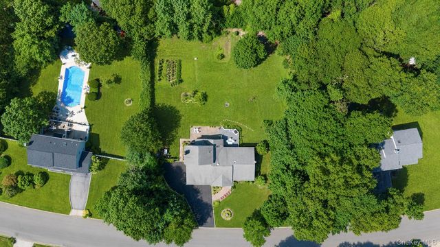 29 Niewood Drive, Ridge, NY 11961