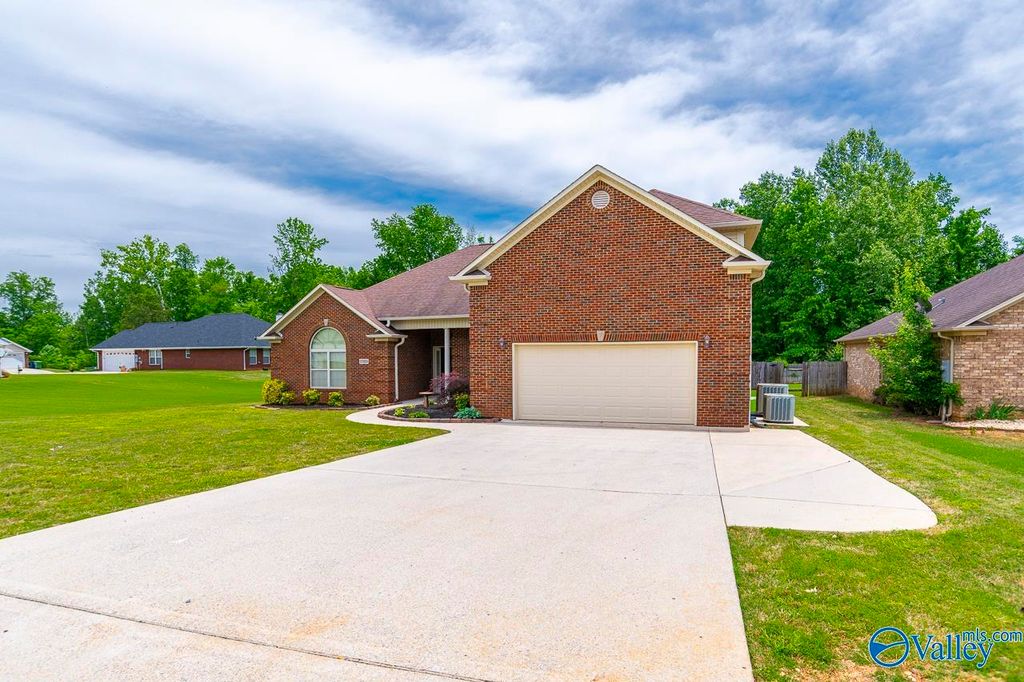 15818 Trey Hughes Drive, Harvest, AL 35749